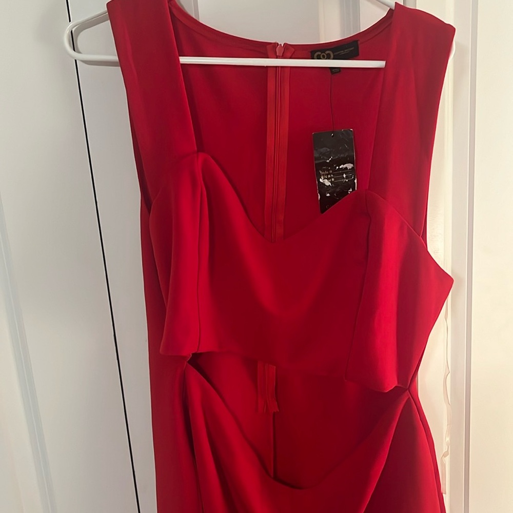 Adorable red dress with cutout